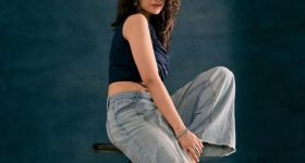 Meenakshi Chaudhary: నాభి అందాలతో గత్తరలేపుతున్న మీనాక్షి.. ఫోటోలు వైరల్!