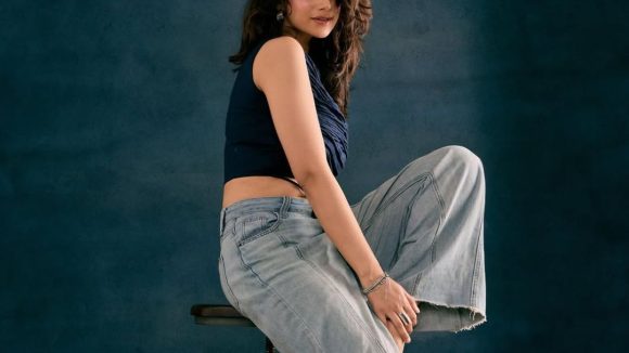 Meenakshi Chaudhary: నాభి అందాలతో గత్తరలేపుతున్న మీనాక్షి.. ఫోటోలు వైరల్!
