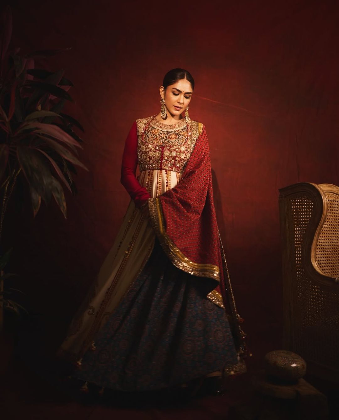 Mrunal Thakur: ట్రెడిషనల్ లుక్ లో ఆకట్టుకుంటున్న మృణాల్.. ఫోటోలు వైరల్!