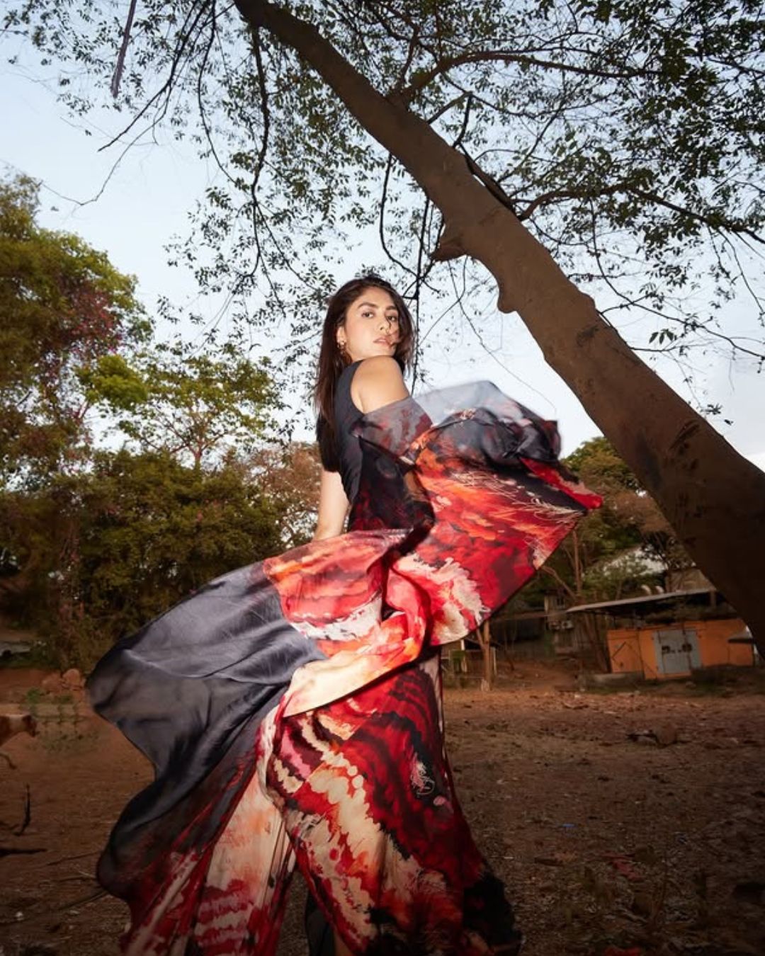 Mrunal Thakur : కలర్ ఫుల్ డ్రెస్ లో పురివిప్పిన నెమలిలా మృణాల్ ఠాకూర్.. ఫోటోలు వైరల్..