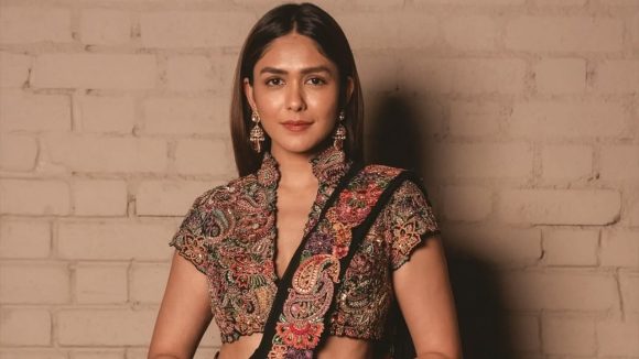 Mrunal Thakur: సిగ్గు లేకుండా అవకాశాలు అడిగాను.. కెరీర్ కష్టాలను బయట పెట్టిన మృణాల్!