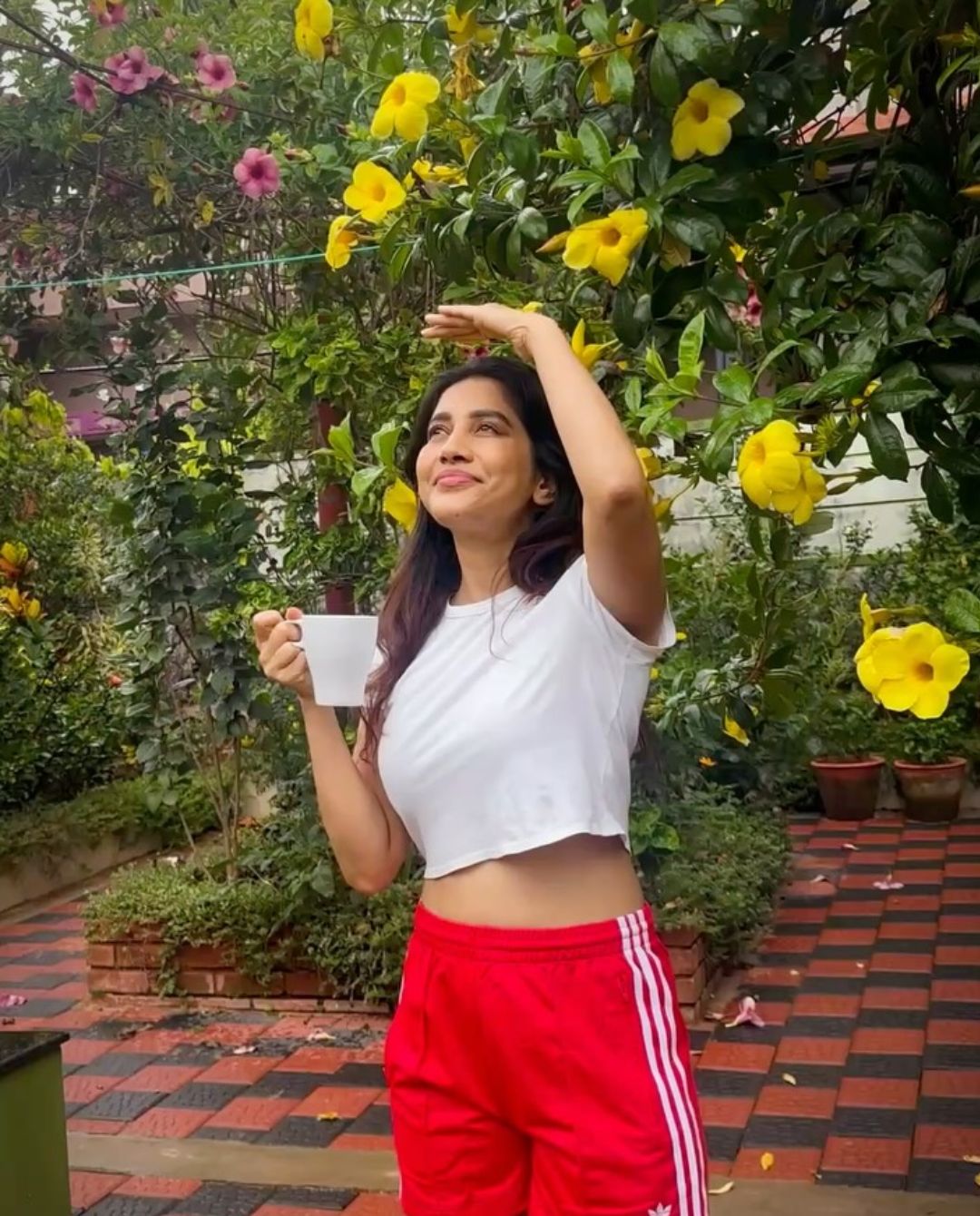 Nabha Natesh: తొలకరి జల్లులలో ఫిల్టర్ కాఫీతో గ్లామర్ టచ్ ఇచ్చిన నభా నటేష్!