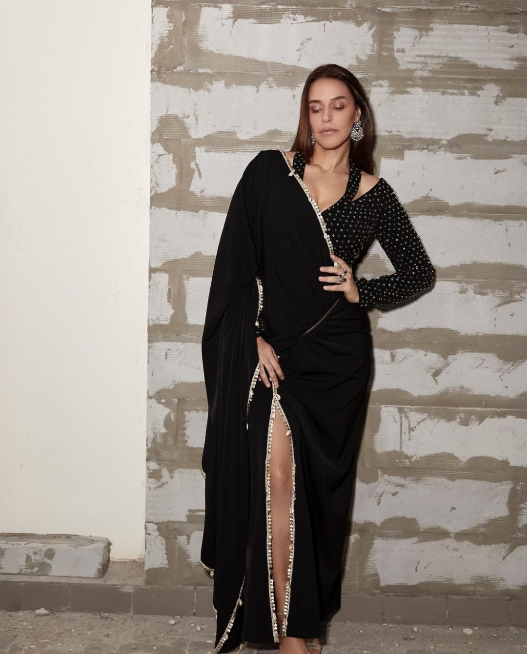 Neha dhupia: బ్లాక్ అవుట్ ఫిట్ లో చెమటలు పట్టిస్తూ రెచ్చగొడుతున్న విలన్ బ్యూటీ!