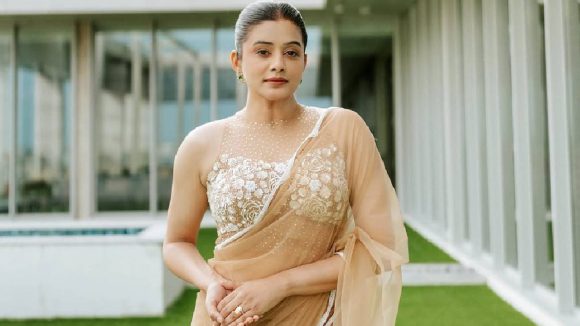 Priyamani: కరీనా కపూర్‌లా చూపిస్తానన్నారు..అందుకే బికినీ వేసుకున్నా.. ప్రియమణి షాకింగ్ కామెంట్స్..