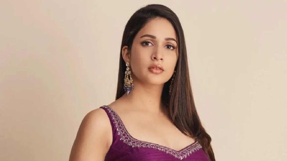 Lavanya Tripathi:ఫ్యామిలీ వాట్సాప్ గ్రూప్ పేరు బయటపెట్టిన లావణ్య త్రిపాఠి.. ఎక్కువ మెసేజ్లు చేసేది అతనే..!