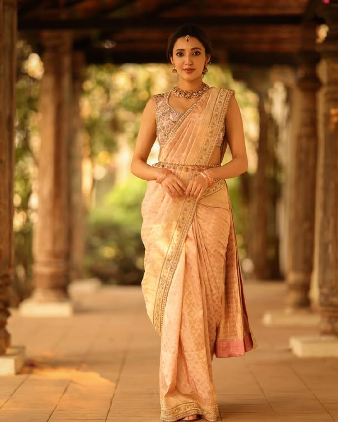 Nehashetty : పట్టు చీరలో మెరిసిన టిల్లు బ్యూటీ.. అబ్బా.. ఎంత అందంగా ఉందో..