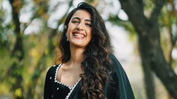Niharika Konidela: మహిళల వస్త్రధారణ పై నిహారిక కామెంట్స్.. లంగా ఓణితో వెళ్లలేం కదా అంటూ!