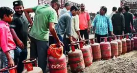 LPG Shortage India: దేశంలో వంటగ్యాస్ కొరత లేదు.. పానిక్ బుకింగ్స్ వద్దు.. కేంద్రం విజ్ఞప్తి!