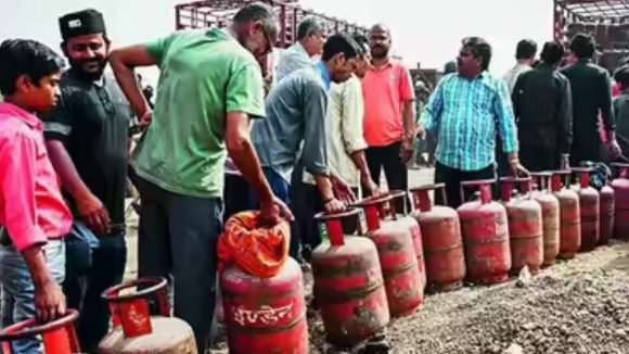LPG Shortage India: దేశంలో వంటగ్యాస్ కొరత లేదు.. పానిక్ బుకింగ్స్ వద్దు.. కేంద్రం విజ్ఞప్తి!