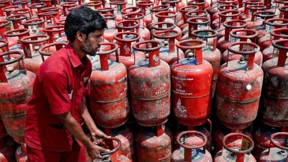 Gas Refill Booking: గ్యాస్ వినియోగదారులకు అలర్ట్.. రీఫిల్ బుకింగ్ గడువు పెంపు, ఈసారి 35 రోజులు