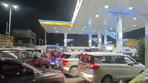Oil Crunch  in Telangana: తెలంగాణలో ఆయిల్ సంక్షోభం.. పెట్రోల్ పంపుల వద్ద క్యూ లైన్లు, మరి బస్సుల మాటేంటి?