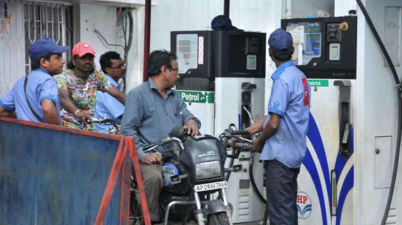 Petrol Diesel Prices: వాహనదారులకు బిగ్ షాక్.. దేశంలో పెట్రోల్ ధరలు పెంపు, ఒక లీటర్‌పై ఎంతంటే?