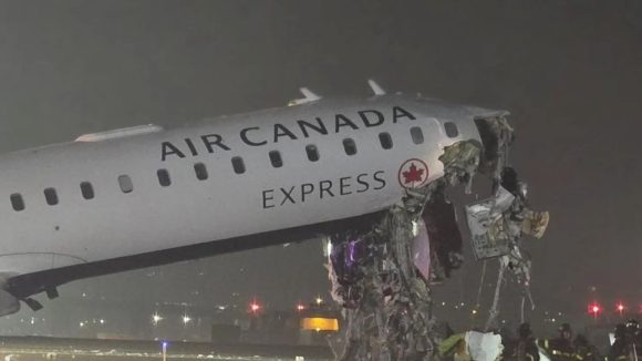 Plane Crash: విమానం ప్రమాదం.. రన్‌వే‌పై ఫైర్ ట్రక్కుని ఢీ కొట్టింది, ఒక్కసారిగా ప్రయాణికుల్లో