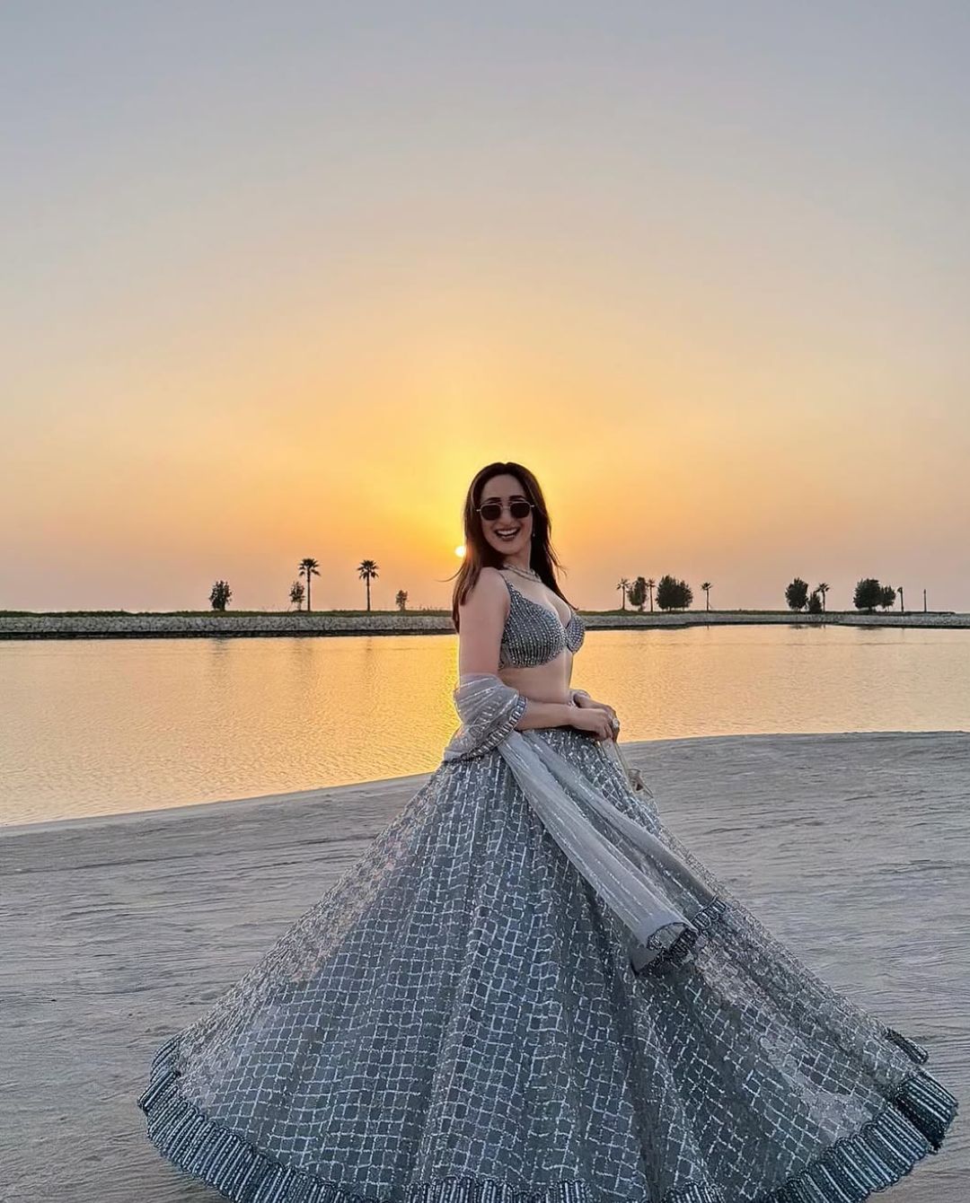 Pragya Jaiswal: సన్ సెట్ కి పోటిగా అందాల జాతర మొదలుపెట్టిన ప్రగ్యా జైస్వాల్!