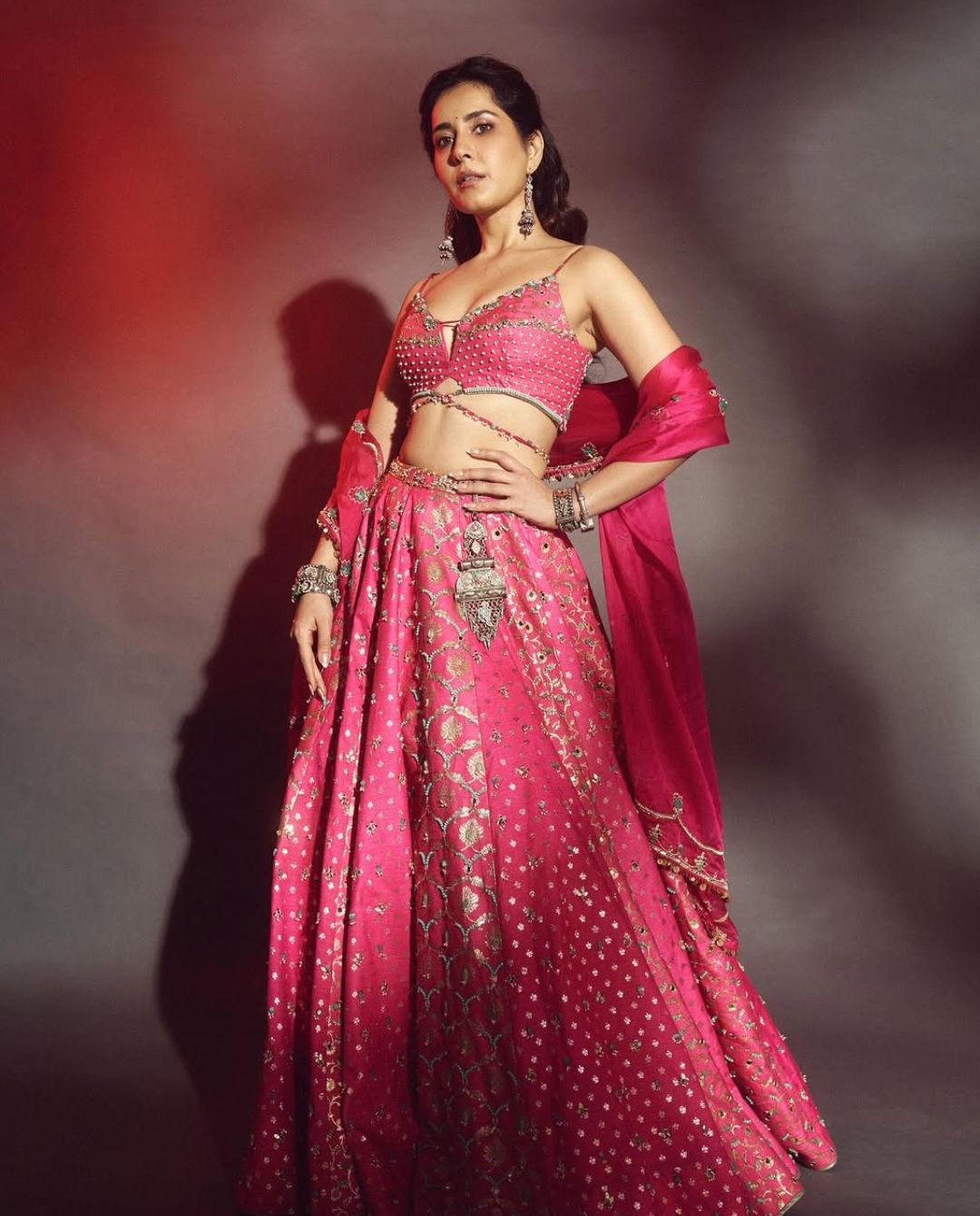 Raashii Khanna: లెహంగా అందాలతో గిలిగింతలు పెడుతున్న రాశి ఖన్నా!