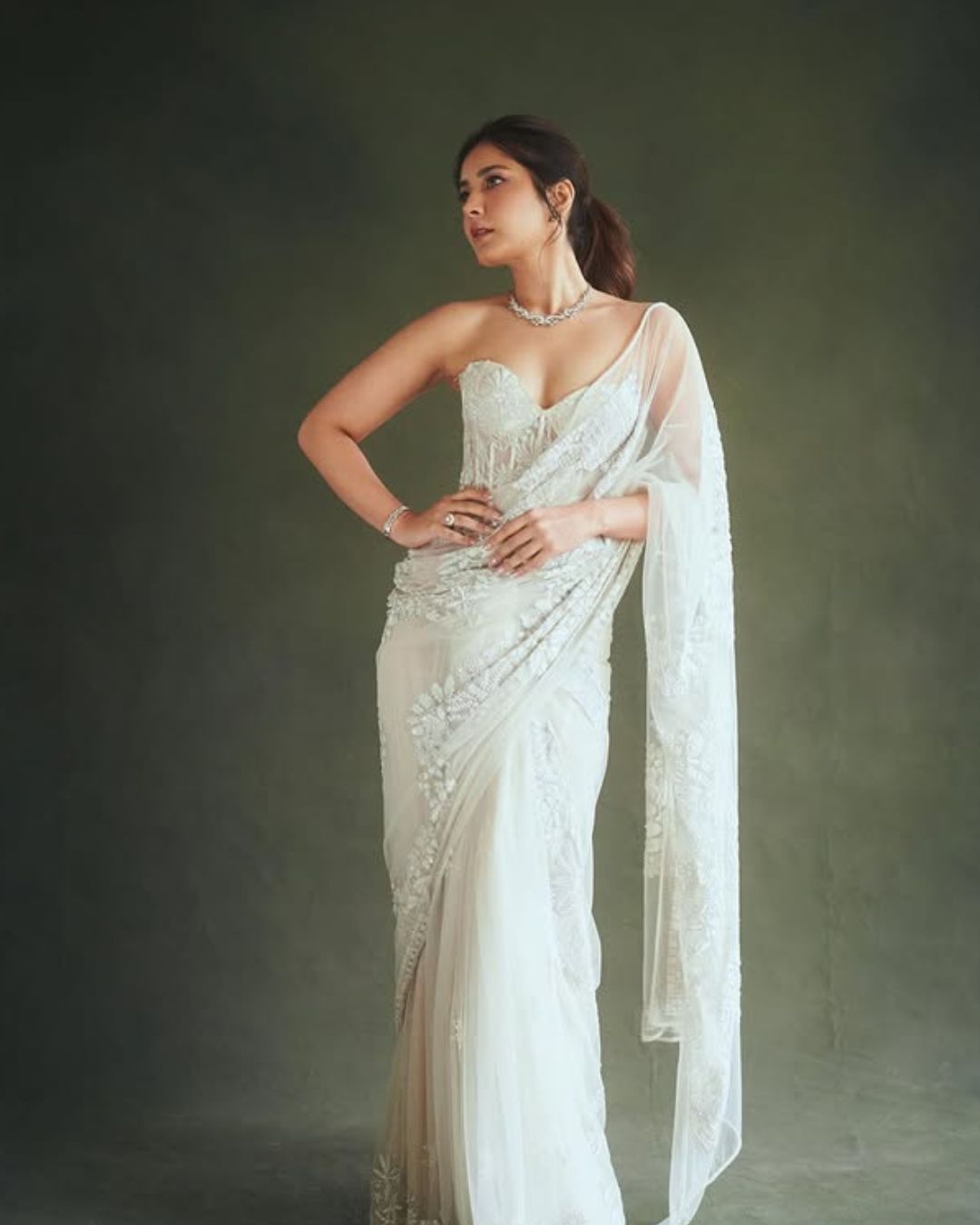 Raashii Khanna : వైట్ శారీలో దేవకన్యలాగా మెరిసిపోతున్న రాశి ఖన్నా.. అబ్బా మావా కష్టమే..