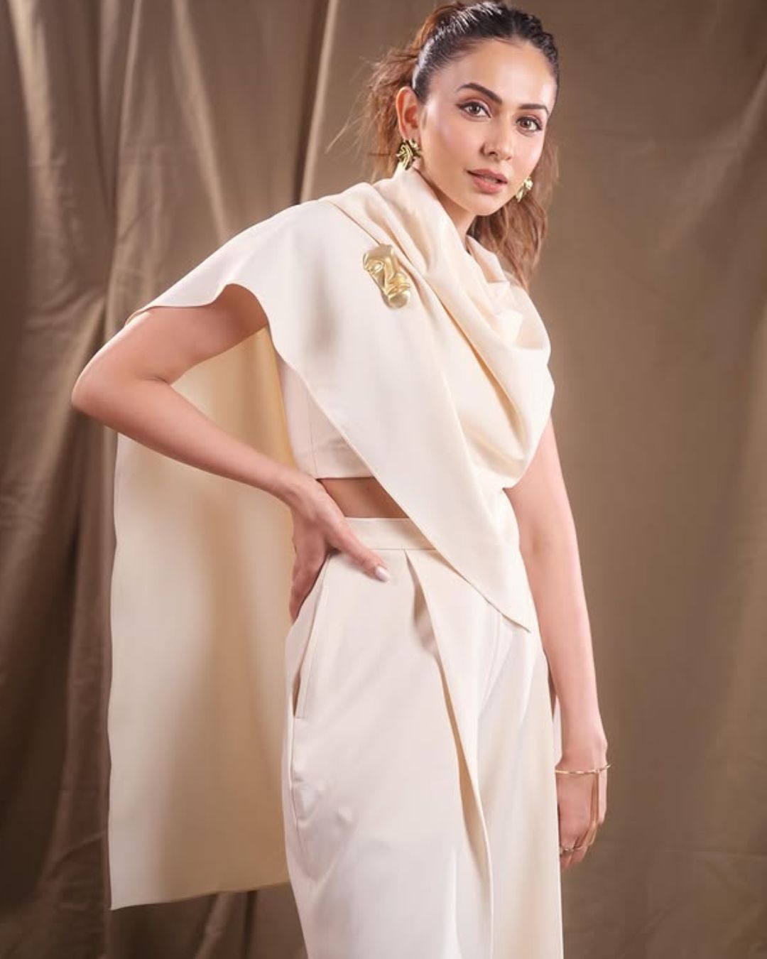 Rakul Preeth Singh : వైట్ డ్రెస్ లో స్టైలిష్ లుక్ లో రకుల్ ప్రీత్.. పిక్స్ వైరల్..
