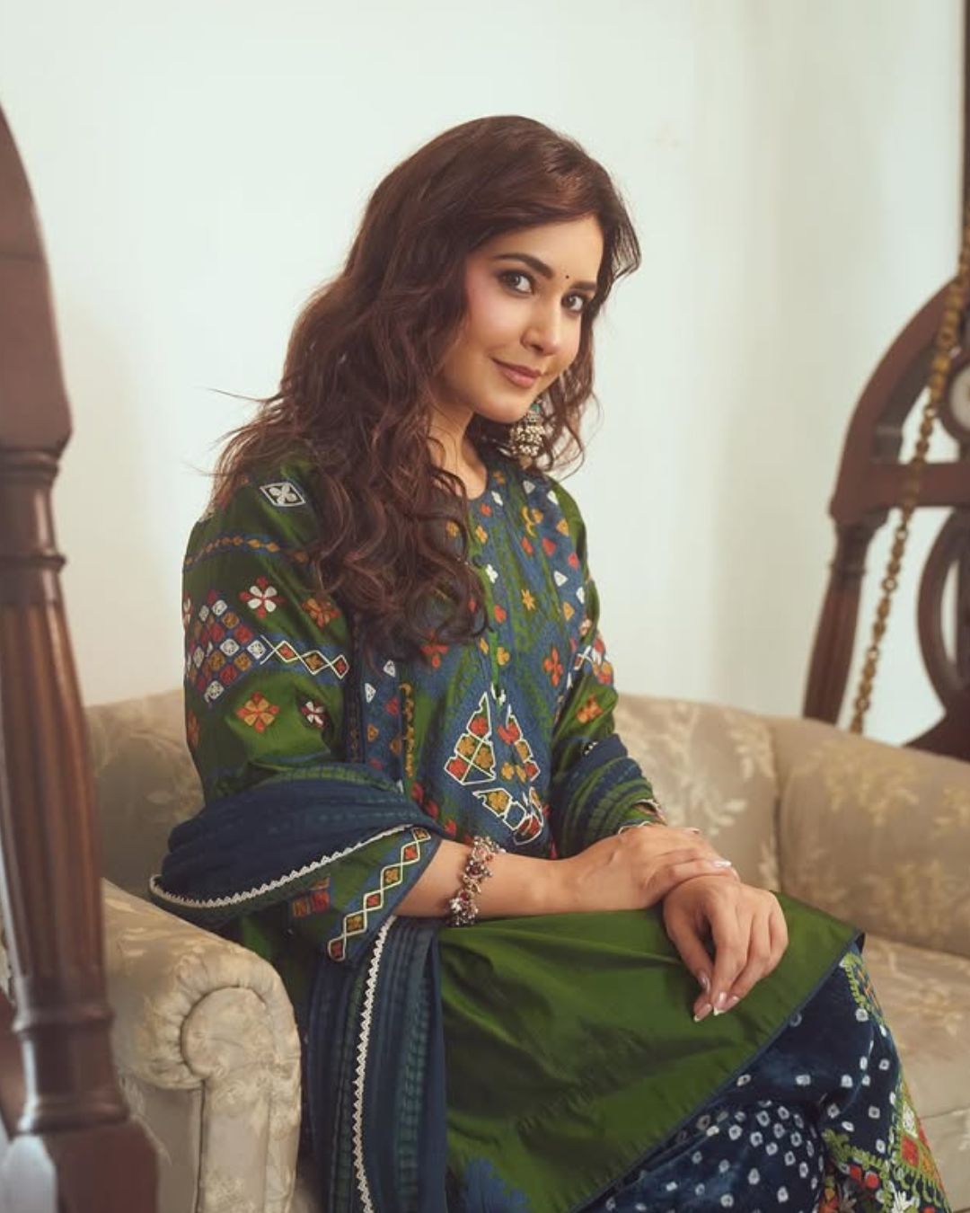 Raashii Khanna : ట్రెడిషినల్ లుక్ లో రాశి ఏముంది మావా.. రెండు కళ్లు చాలట్లేదు…