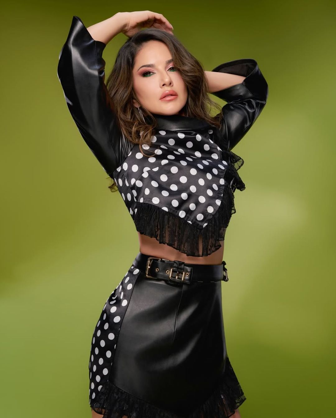 Sunny leone: బ్లాక్ అవుట్ ఫిట్ లో చెమటలు పట్టిస్తున్న సన్నీలియోన్.. ఫోటోలు వైరల్