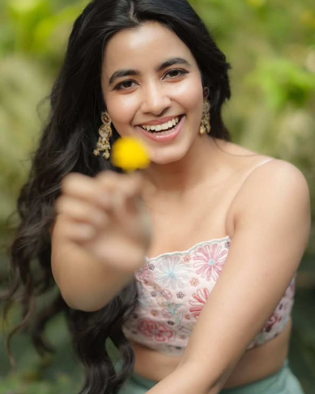 Shivani Nagaram: క్యూట్ స్మైల్ తో కట్టిపడేస్తున్న శివాని.. కుర్రాళ్ళు ఫిదా..!