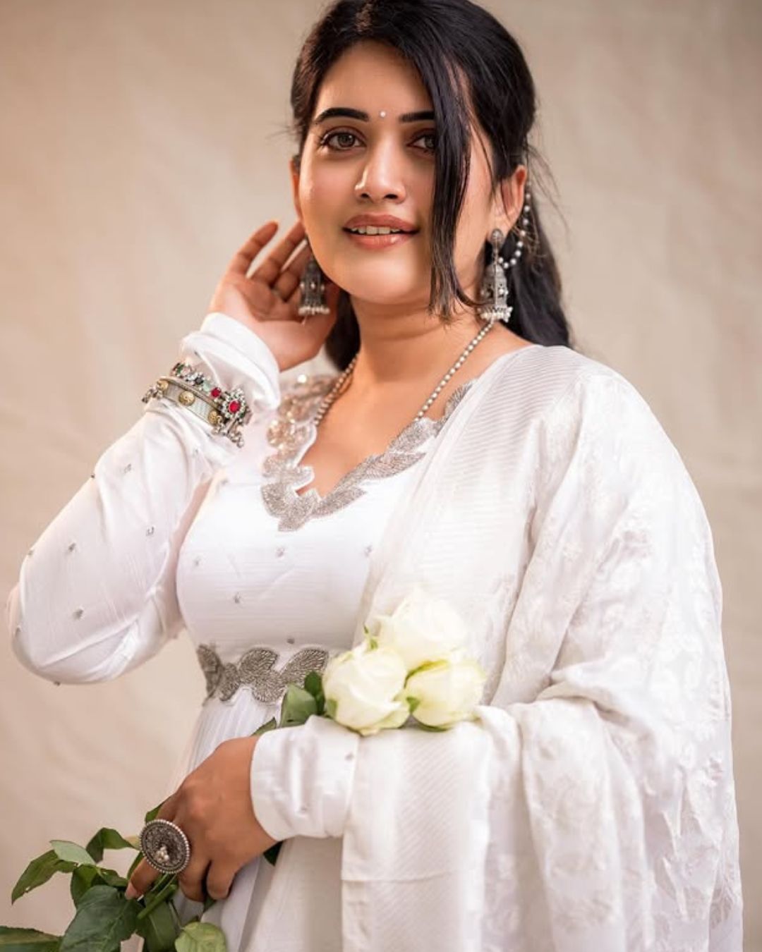 Sravanthi Chokarapu : అబ్బా.. స్రవంతి వైట్ డ్రెస్ లో ఎంత క్యూట్ గా ఉందో..