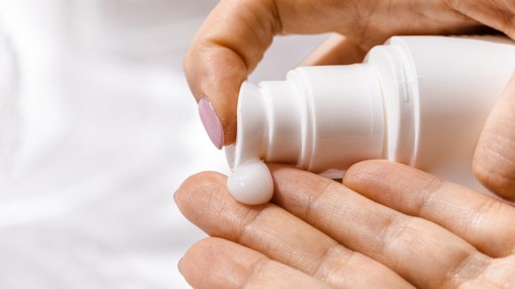 Sunscreen: ఎండాకాలంలో ఇంట్లోనే ఉన్నా సన్ స్క్రీన్ వాడాల్సిందేనా?