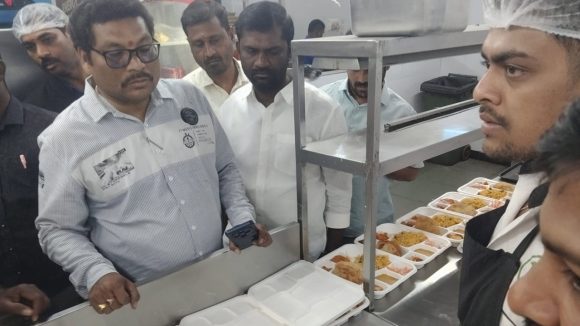 Hotel Inspections: హోటళ్లపై అధికారులు తనిఖీలు.. పరిశుభ్రత లేకపోవడంతో రూ.30 వేల జరిమానా