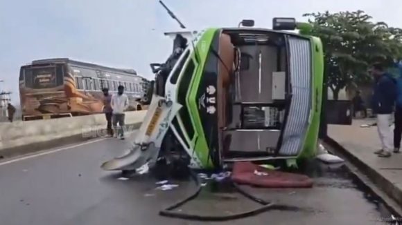Road Accident: ఘోర రోడ్డు ప్రమాదం.. బోల్తాపడిన ట్రావెల్ బస్సు .. స్పాట్‌లో 22 మంది ప్రయాణికులు