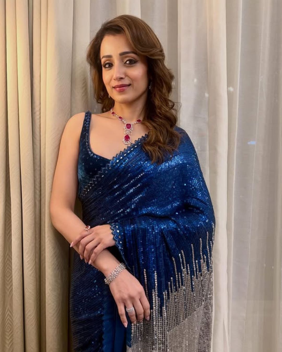 Trisha Krishnan: బ్లూ శారీలో గార్జీయస్ లుక్ లో మెరిసిపోతున్న త్రిష.. చూపుతిప్పుకోవడం కష్టమే..