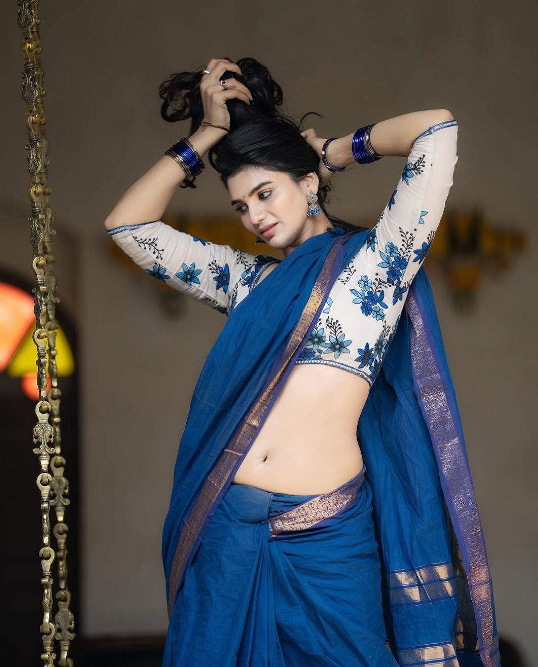 Jabardasth Varsha: చీరకట్టులో నడుము వయ్యారాలతో గలిగింతలు పెడుతున్న వర్ష!