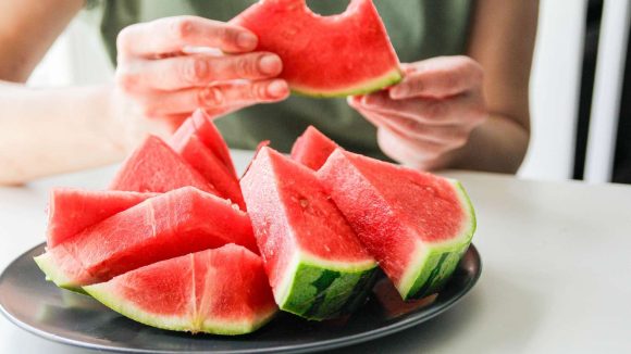 Watermelon: అమృతం అనుకుంటే ప్రమాదమే.. వీళ్లు పొరపాటున కూడా పుచ్చకాయ తినొద్దు!