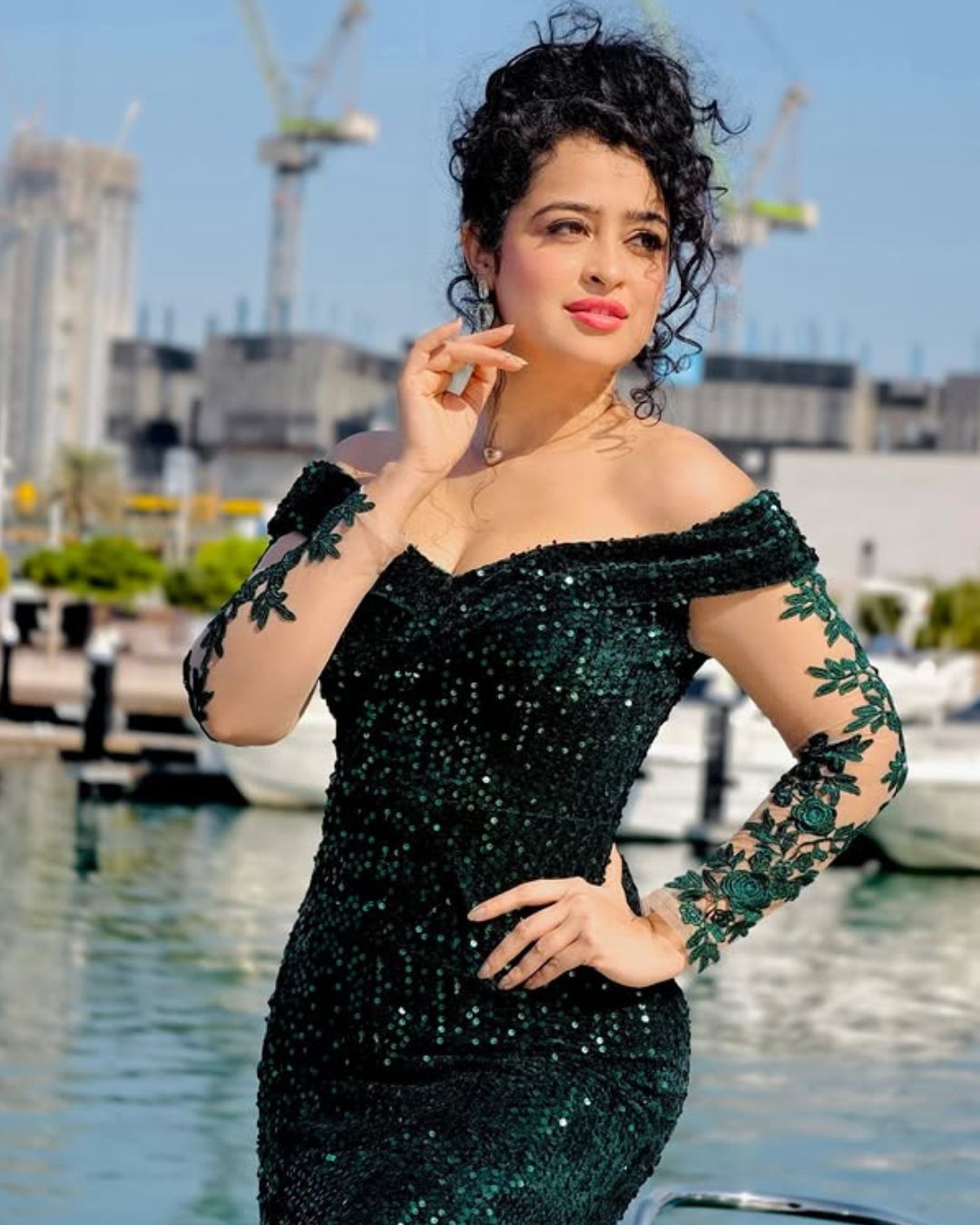 Apsara Rani : గ్రీన్ డ్రెస్ లో గార్జీయస్ లుక్ లో ఆర్జీవి బ్యూటీ స్టిల్స్.. చూపు తిప్పుకోవడం కష్టమే..