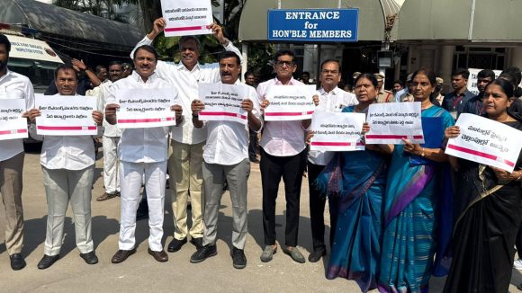 BRS Protest: ఫీజు రీయింబర్స్మెంట్  నిధులు విడుదల చేయాలి.. గన్ పార్కు వద్ద బీఆర్ఎస్ నిరసన