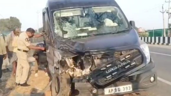 CM Convoy Accident: ఘోర ప్రమాదం..  సీఎం కాన్వాయ్ వ్యాన్ ఢీకొని.. యువకుడు మృతి