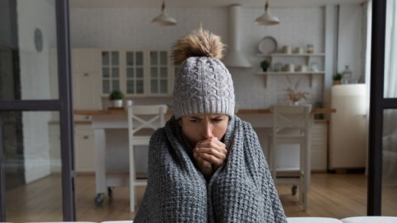 Excessive cold: వేసవిలో కూడా చలి వేస్తుందా? అయితే మీకు ఈ సమస్యలు ఉన్నట్టే