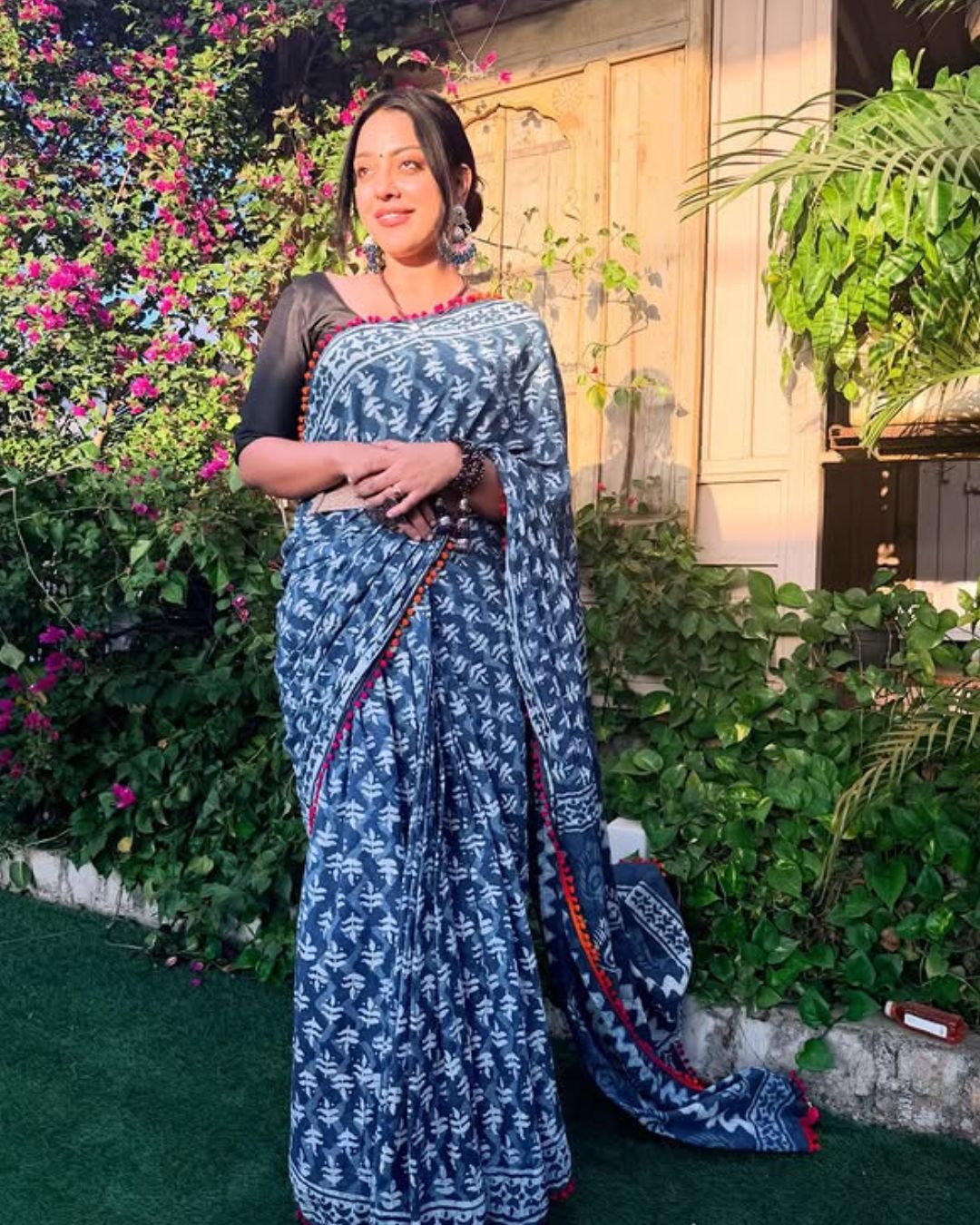 Devayani Sharma : శారీలో సింపుల్ లుక్ లో ఆకట్టుకుంటున్న దేవయాని.. భలే ఉంది కదూ..