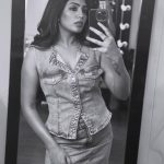 Eesha Rebba : బ్లాక్ అండ్ వైట్ లుక్ లో క్యూట్ సెల్ఫీలతో ఈషా.. మైండ్ బ్లాక్ అంతే..