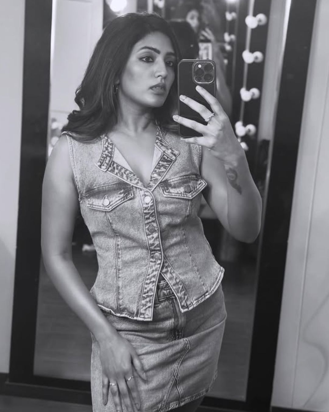 Eesha Rebba : బ్లాక్ అండ్ వైట్ లుక్ లో క్యూట్ సెల్ఫీలతో ఈషా.. మైండ్ బ్లాక్ అంతే..