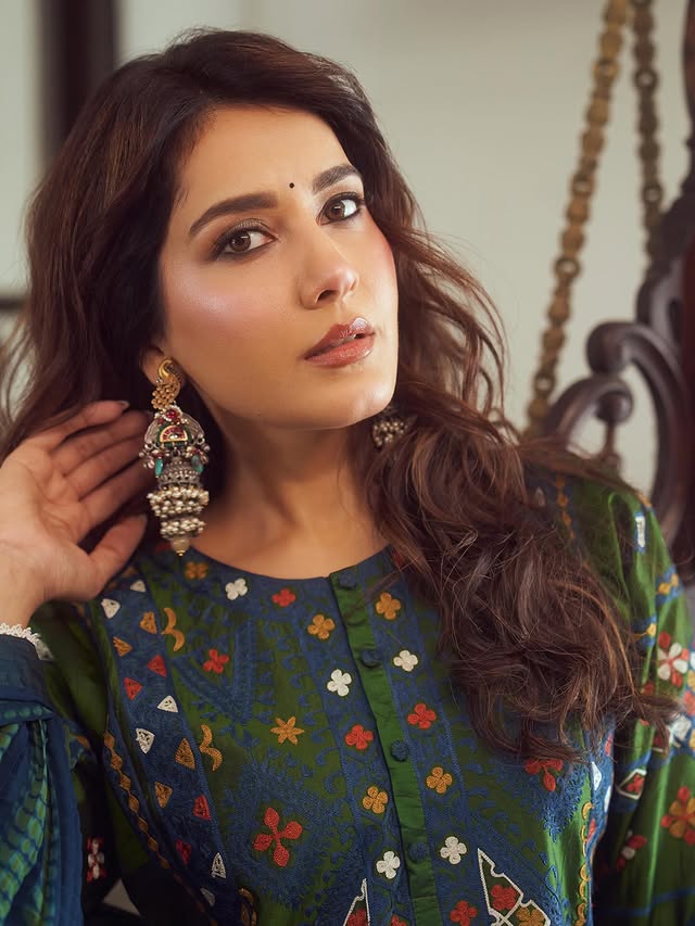 Raashii Khanna Photo Gallery