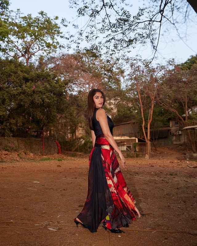 Mrunal Thakur photo Gallery