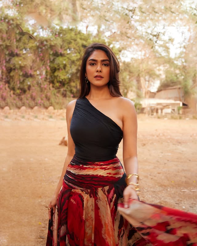 Mrunal Thakur photo Gallery