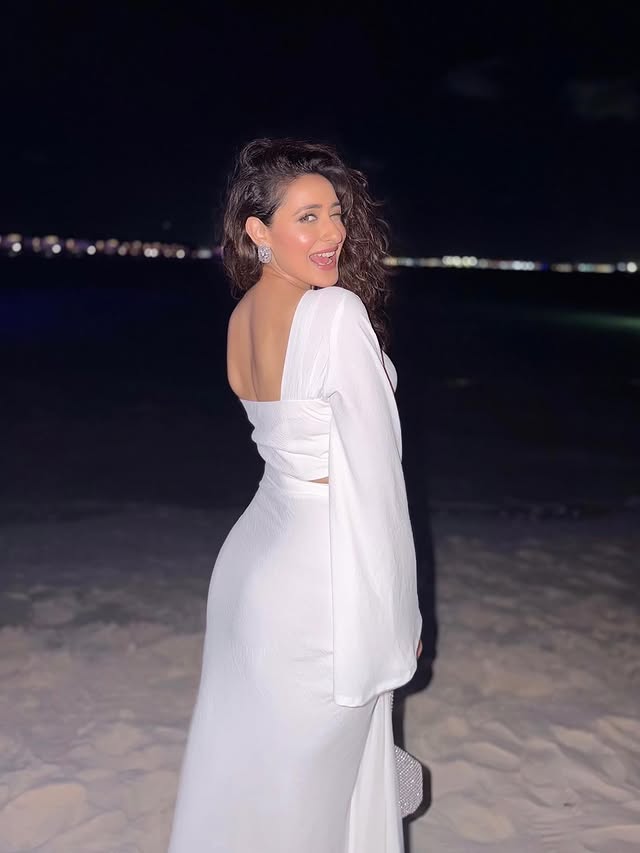 Pragya Jaiswal Photo Gallery