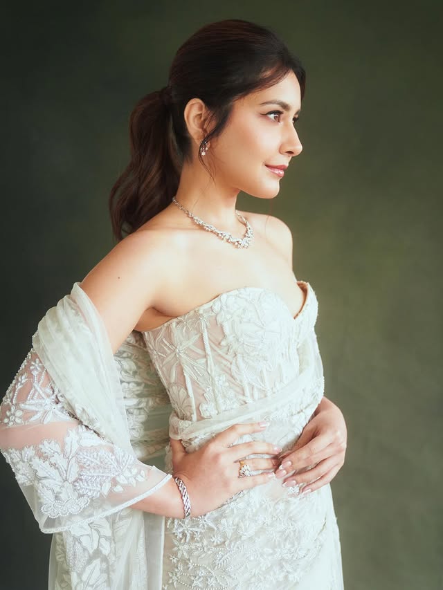 Raashii Khanna Photo Gallery
