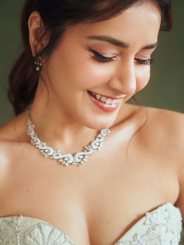 Raashii Khanna Photo Gallery