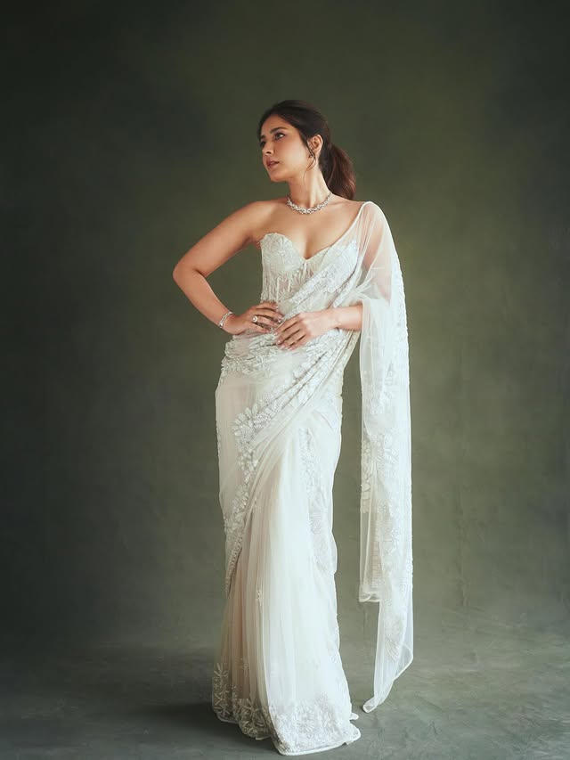 Raashii Khanna Photo Gallery