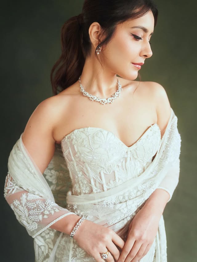 Raashii Khanna Photo Gallery