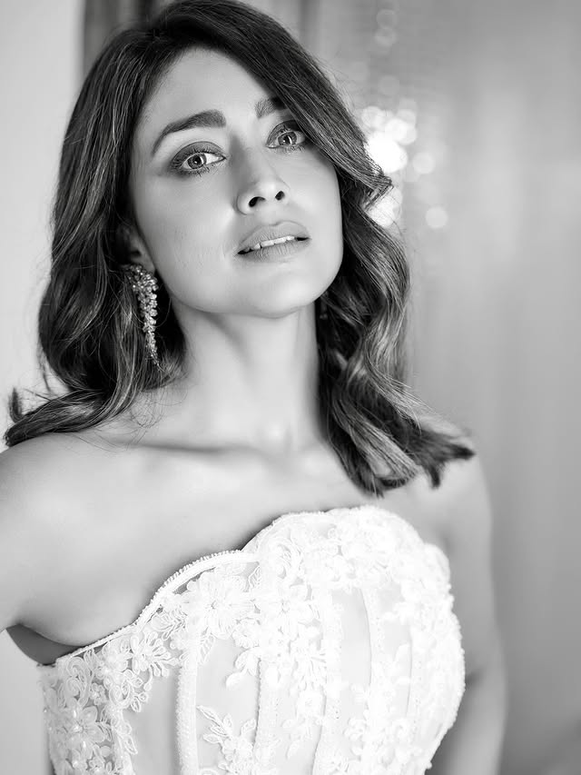 Shriya Saran Photo Gallery