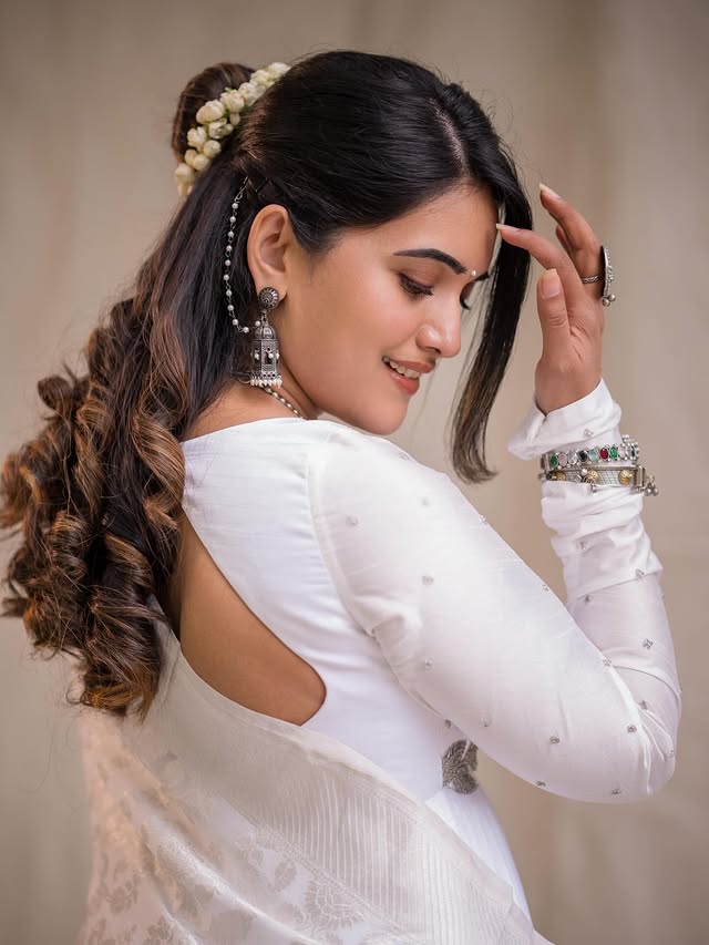 Sravanthi Chokarapu Photo Gallery  