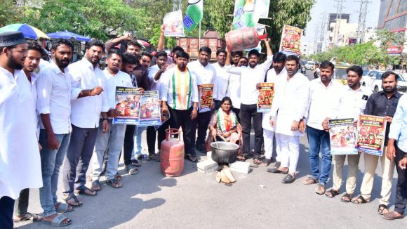 Gas Shortage: గ్యాస్ కొరతపై యువజన కాంగ్రెస్ వినూత్న నిరసన