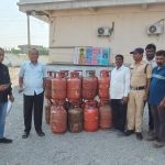 Gas Shortage: మెదక్ ఉమ్మడి జిల్లాలో గ్యాస్ సిలిండర్ల కోసం క్యూ కడుతున్న జనాలు